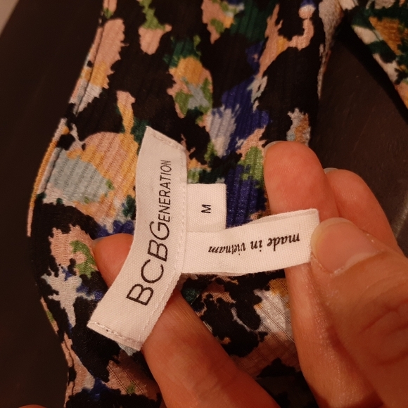 3/$20 BCBGENERATION Floral Flowy Blouse Short Sleeve Draped Open Back Cut Out - Picture 11 of 12